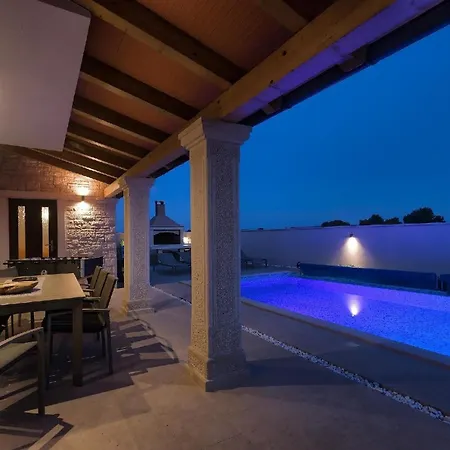 Mit Privatpool Fuer 8 Personen Ca 175 Qm In Liznjan, Istrien Suedkueste Von Istrien Holiday home Liznjan