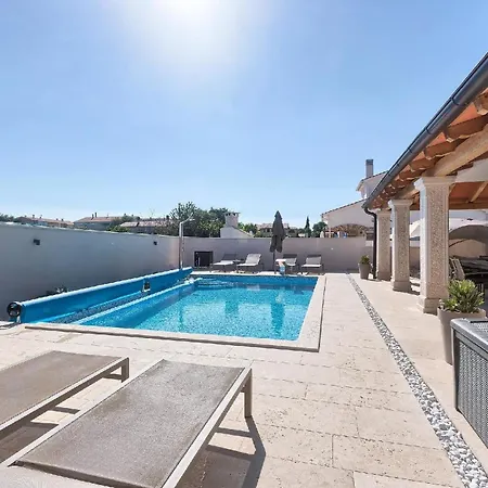 Mit Privatpool Fuer 8 Personen Ca 175 Qm In Liznjan, Istrien Suedkueste Von Istrien * Liznjan